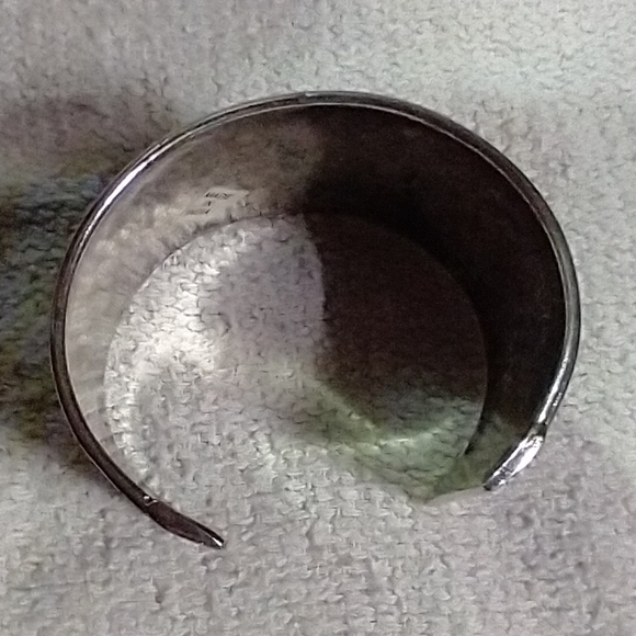 Large wide textured decorative floral flower 💐🌹 silvertone cuff bracelet - Picture 6 of 7